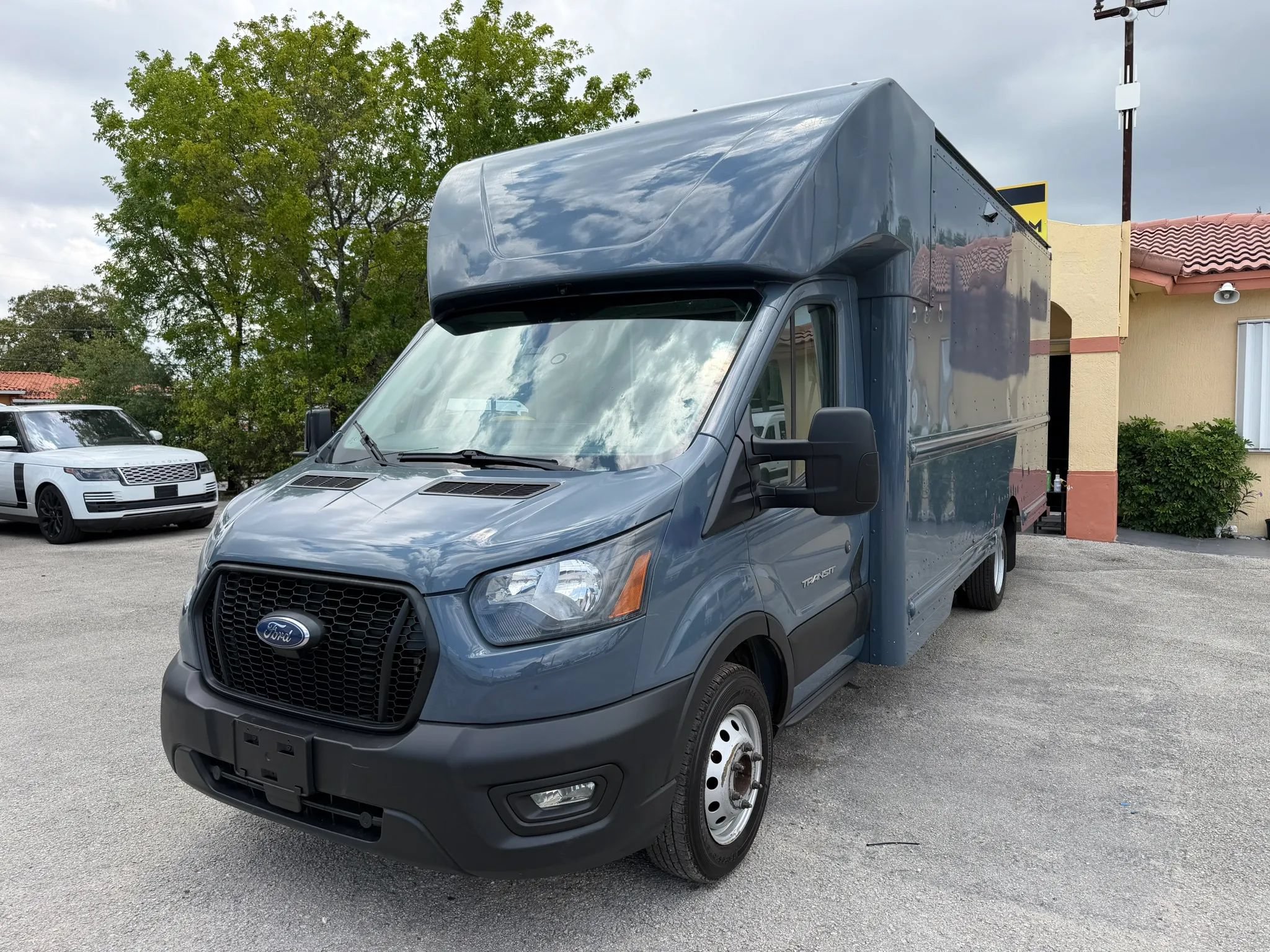 Used 2022 Ford Transit 350 178 DRW RWD image 2