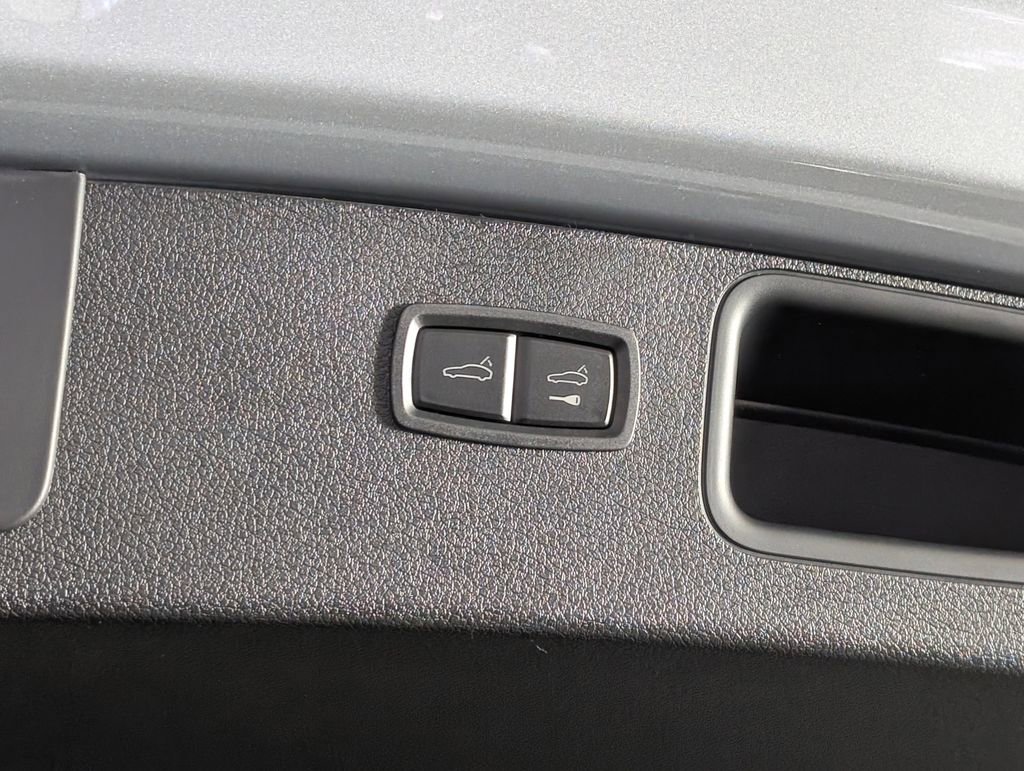 New 2026 Porsche Macan image 18