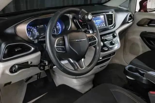 Used 2018 Chrysler Pacifica Touring Plus w/ Tire & Wheel Group FWD image 3