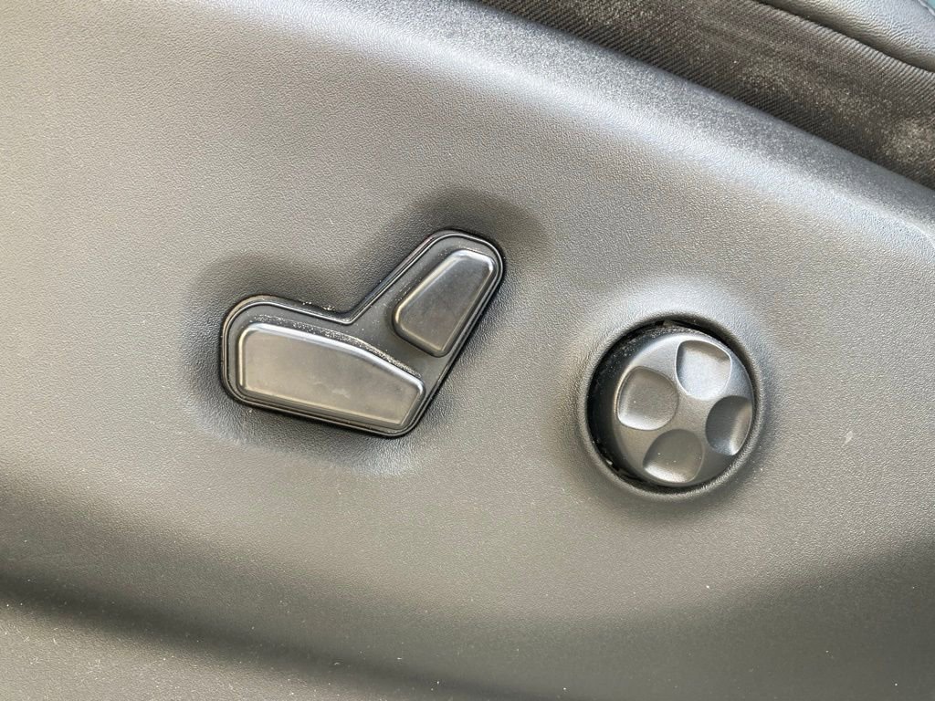 Used 2024 Chrysler Pacifica Touring-L image 12