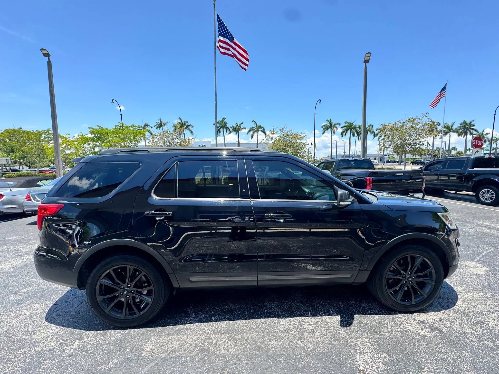 Used 2017 Ford Explorer XLT w/ Equipment Group 202A FWD image 8