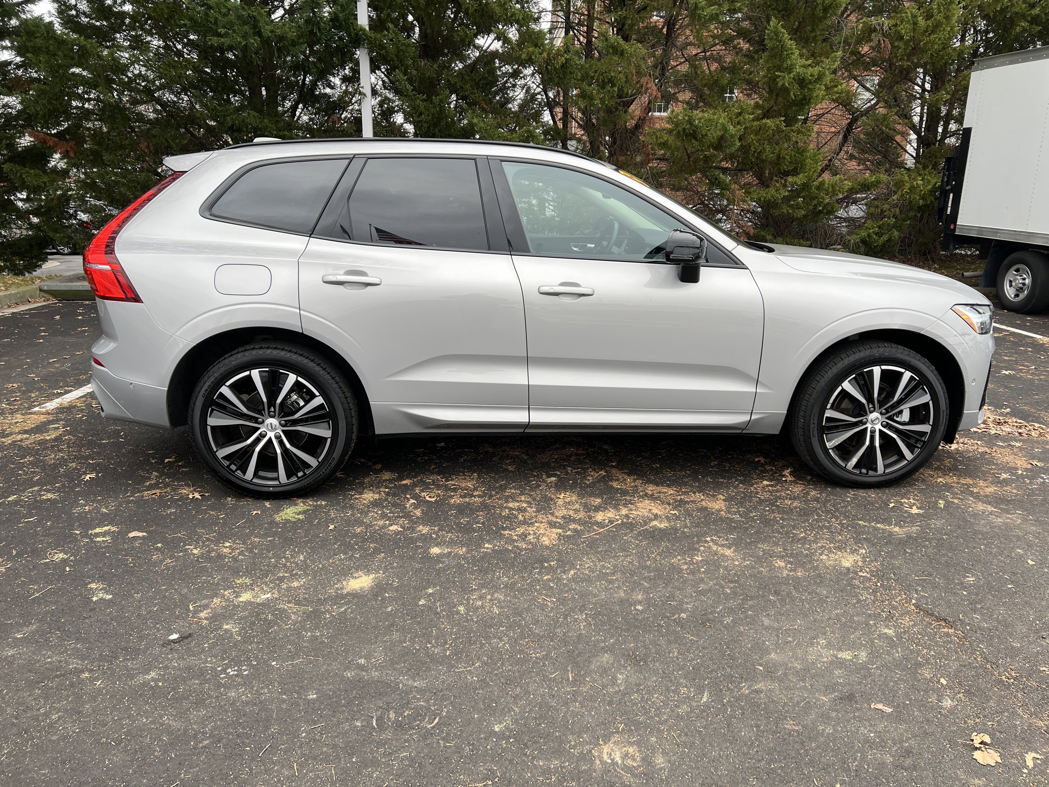 Used 2025 Volvo XC60 B5 Plus image 11