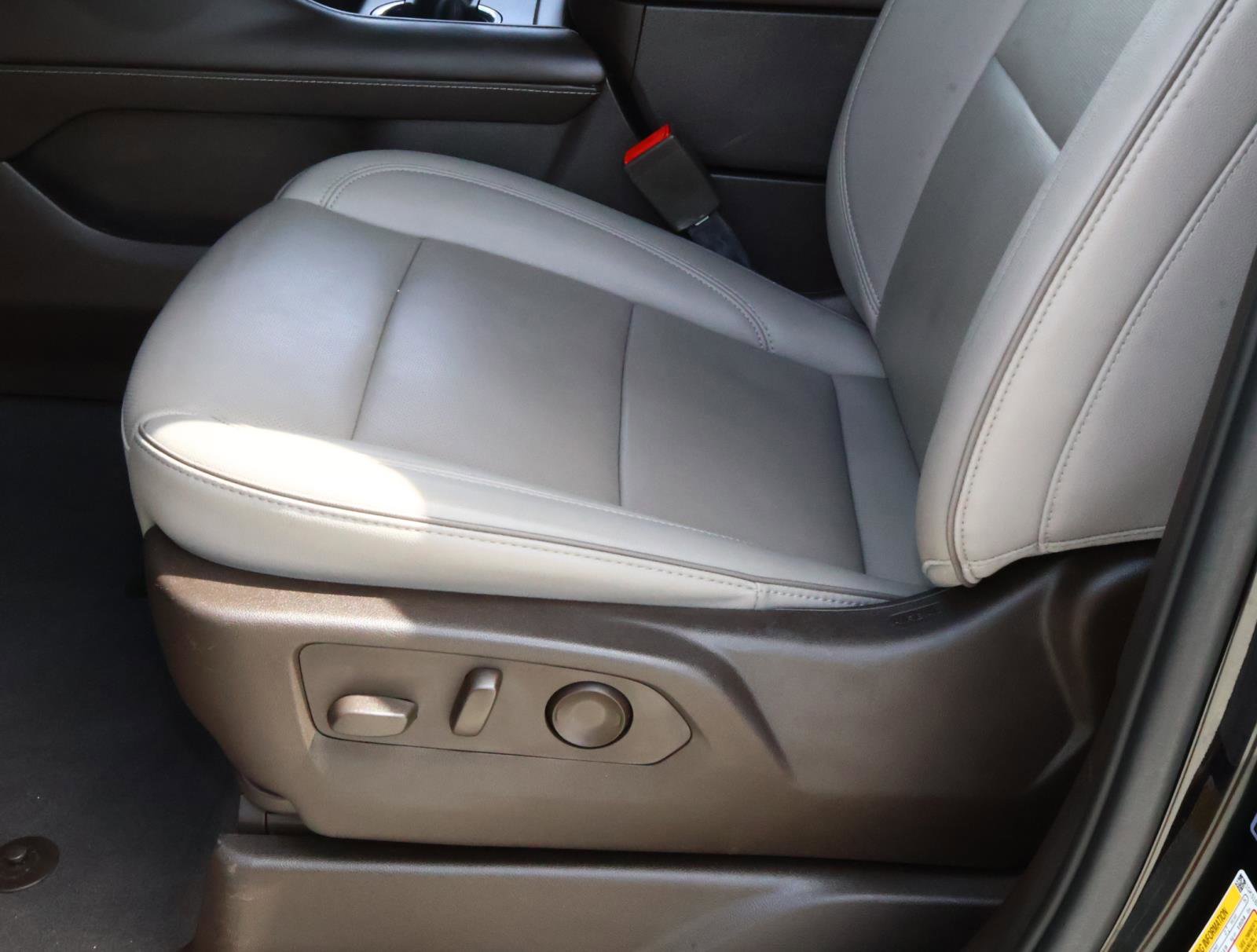 Used 2023 GMC Yukon SLT w/ SLT Luxury Package RWD image 15