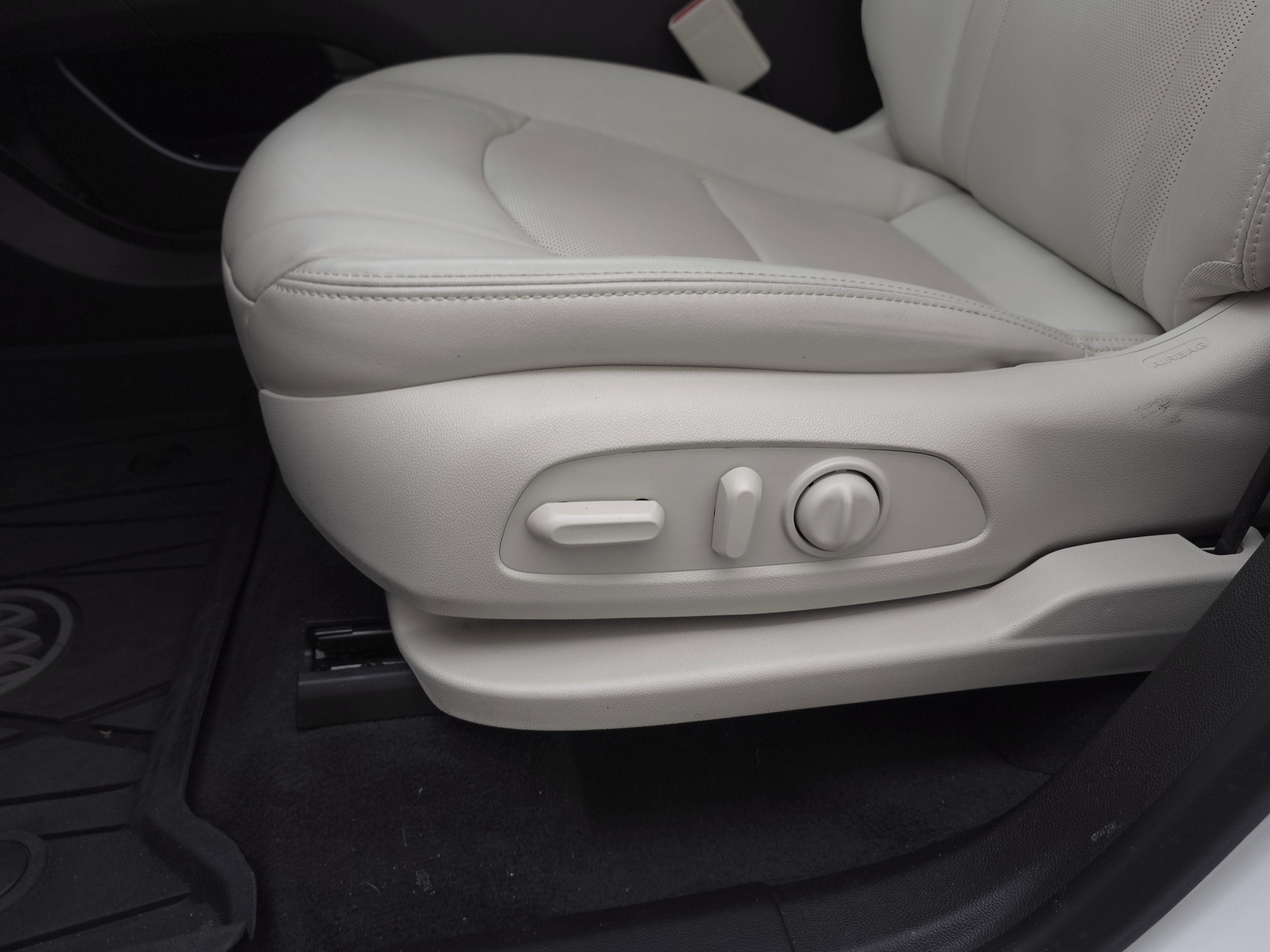 Used 2023 Buick Enclave Essence image 11