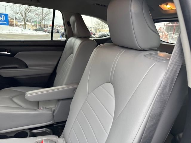 Used 2023 Toyota Highlander L image 18