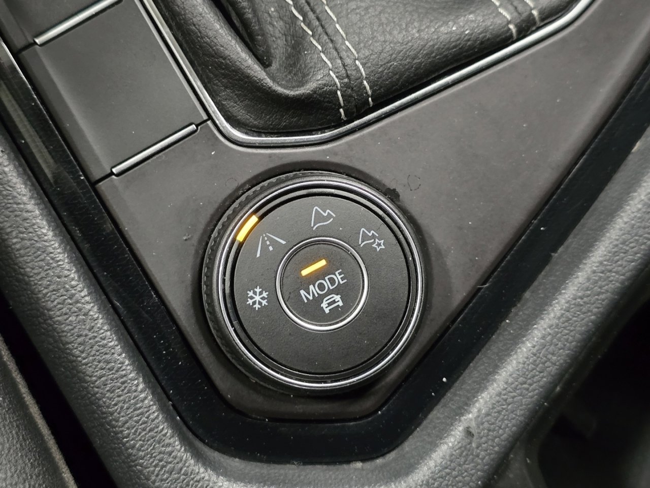 Used 2025 Volkswagen Taos SE image 7