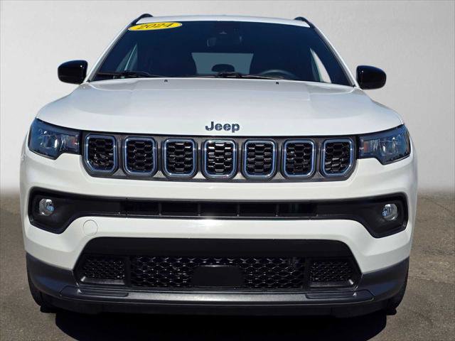 Used 2024 Jeep Compass Latitude AWD/4WD image 8