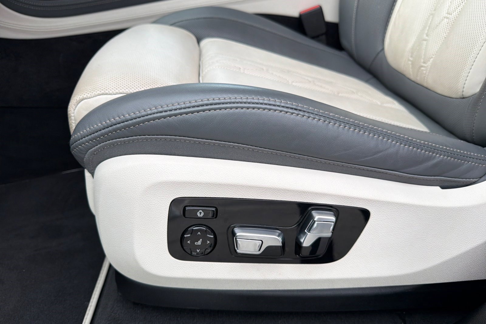 Used 2025 BMW X7 M60i image 14