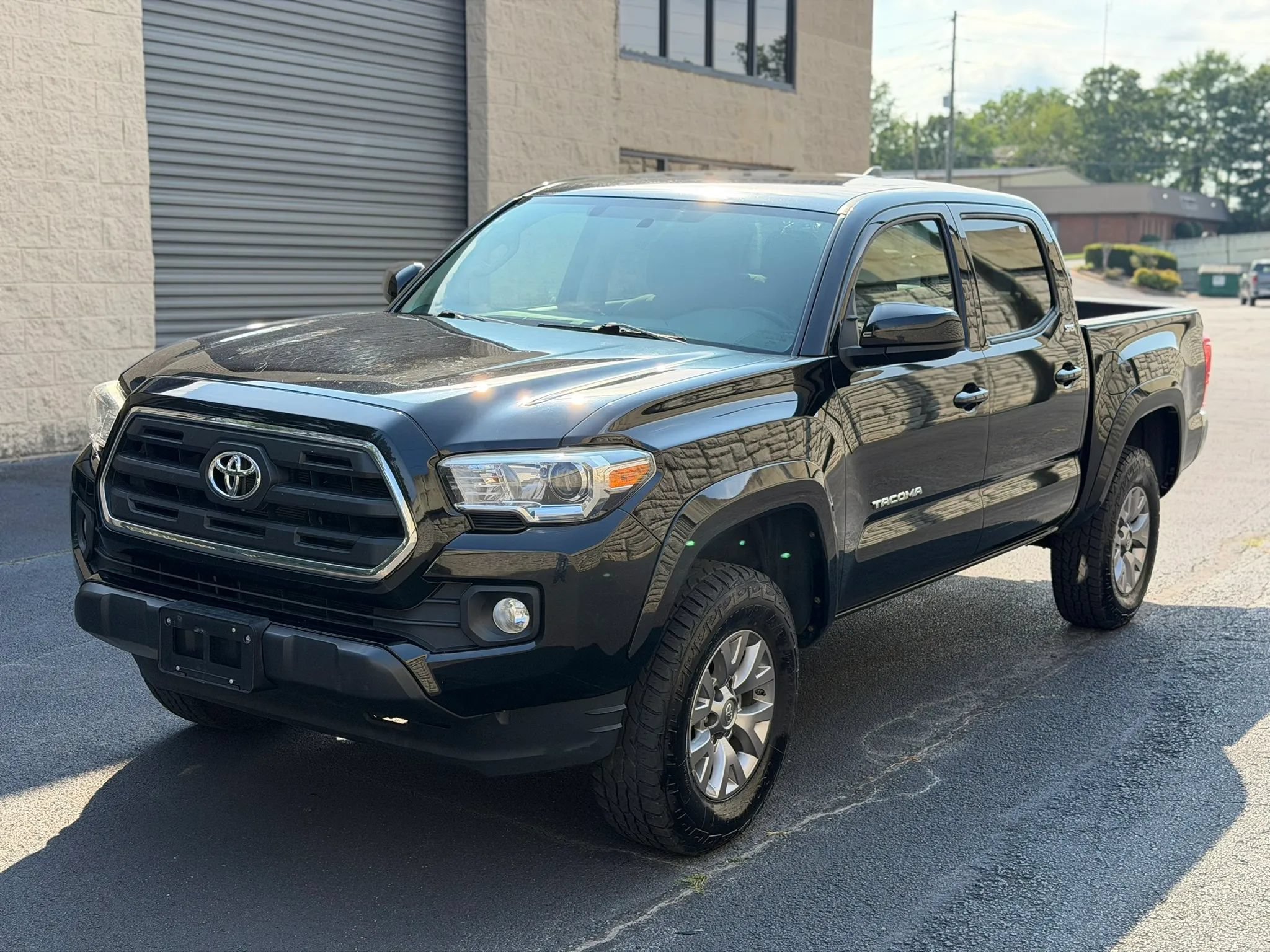 Used 2017 Toyota Tacoma SR5 w/ Tow Package AWD/4WD image 2
