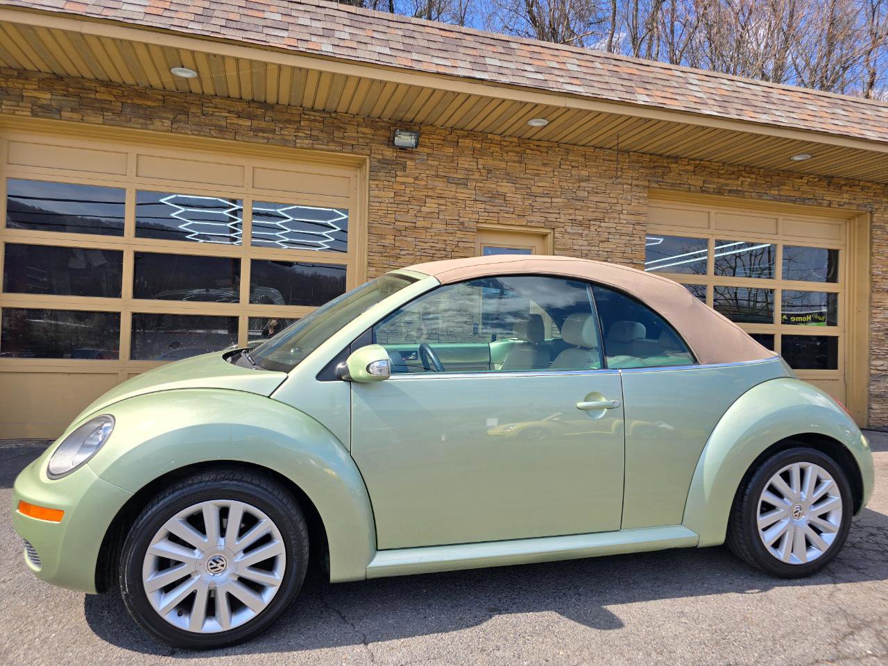 Used 2008 Volkswagen Beetle SE image 1