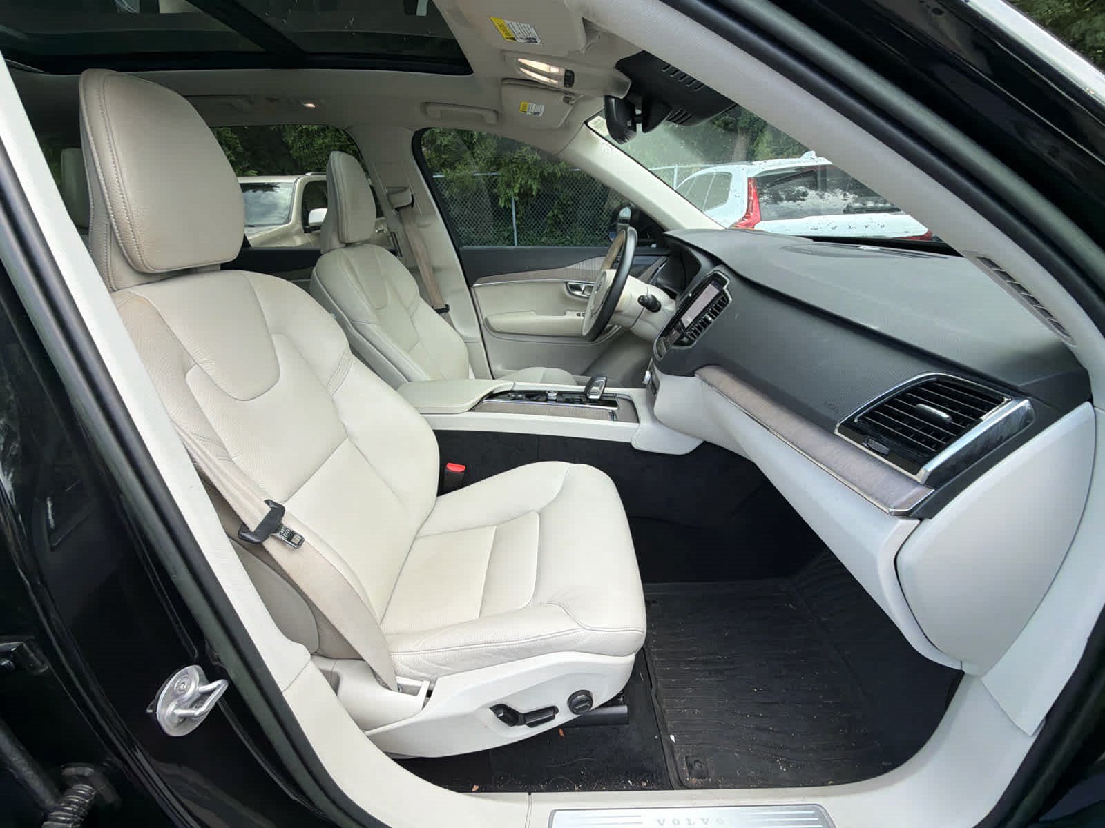Used 2023 Volvo XC90 B5 Plus w/ Protection Package Premier AWD/4WD image 18