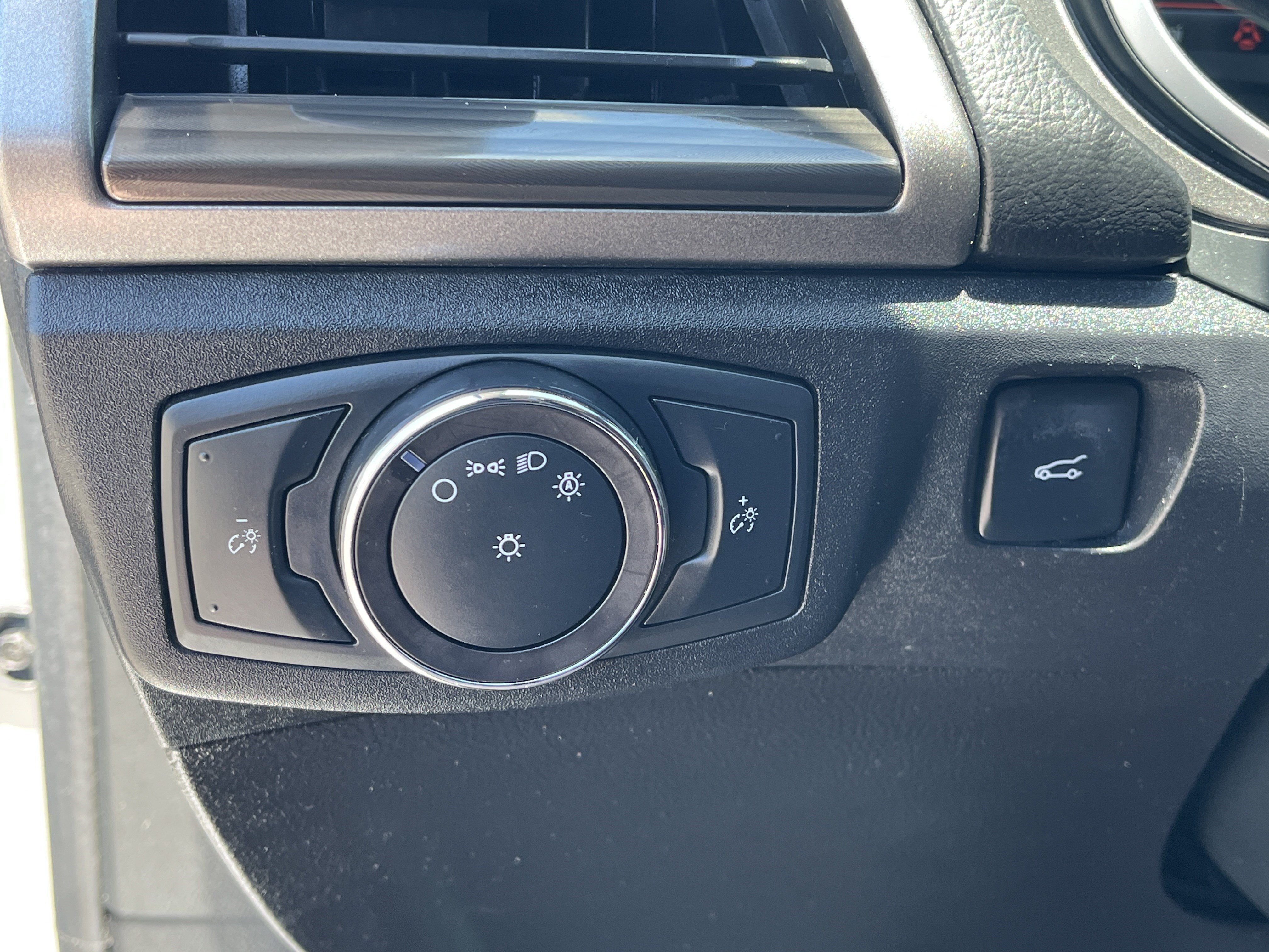 Used 2019 Ford Fusion SEL FWD image 14