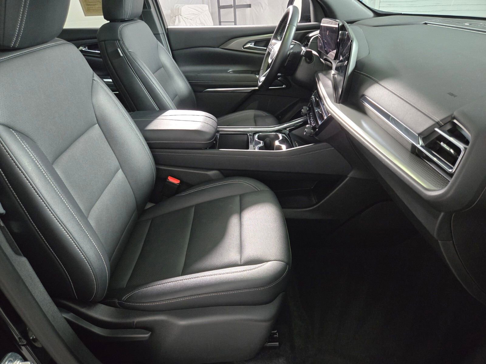 Used 2025 Chevrolet Traverse LT FWD image 18
