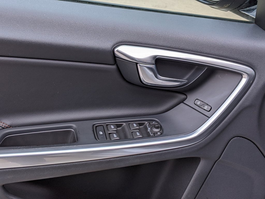 Used 2016 Volvo V60 T5 Cross Country Platinum image 10