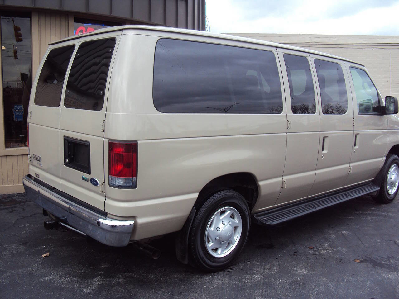 Used 2011 Ford E-150 and Econoline 150 Wagon image 5