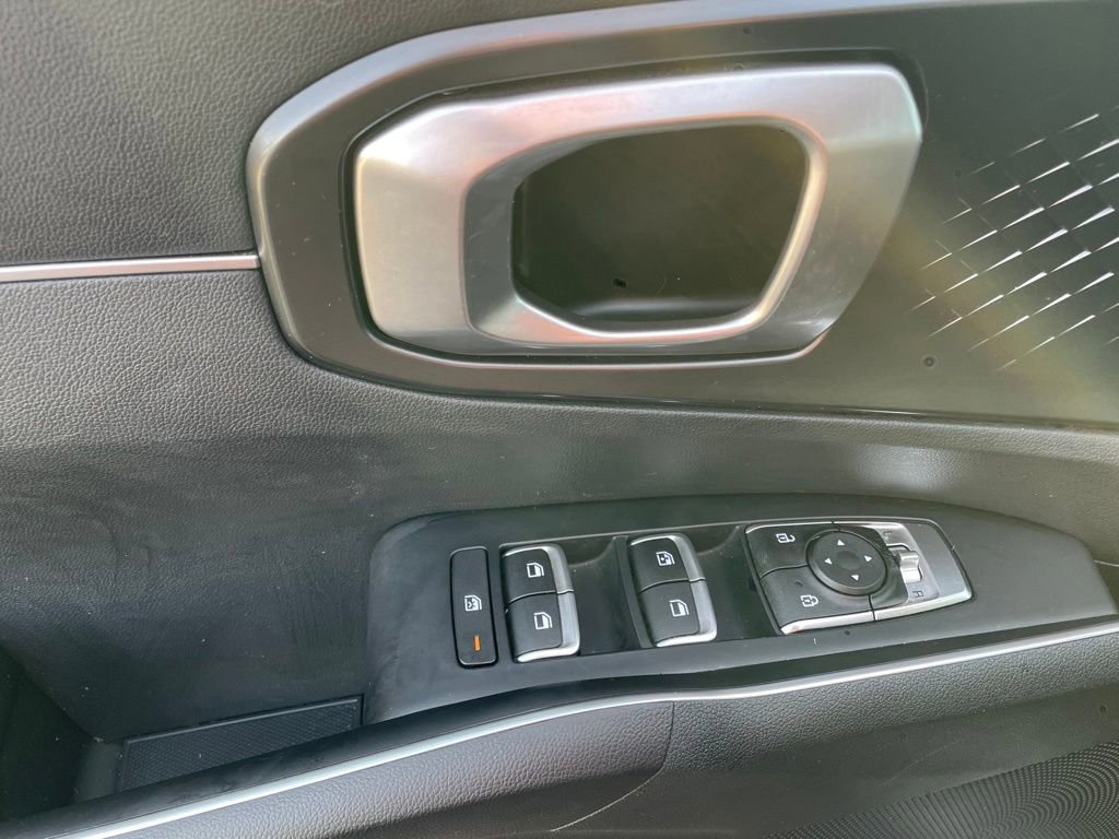 Used 2022 Kia Sorento LX image 11