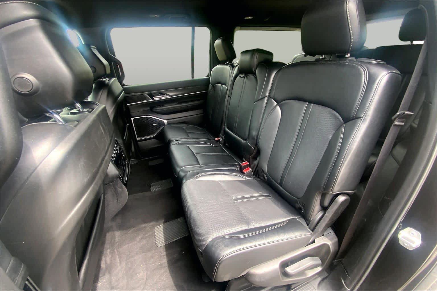 Used 2024 Jeep Wagoneer Series II w/ Flexible Seating Group AWD/4WD image 18