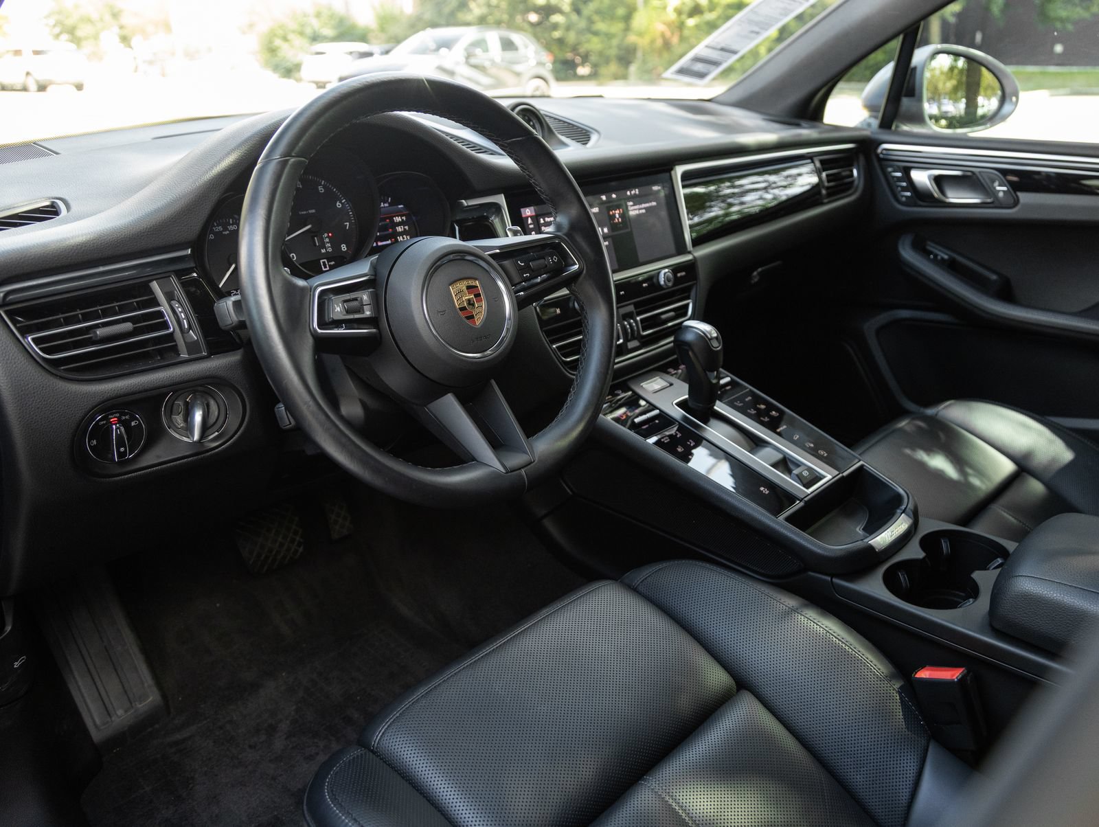 Certified 2024 Porsche Macan AWD/4WD image 4