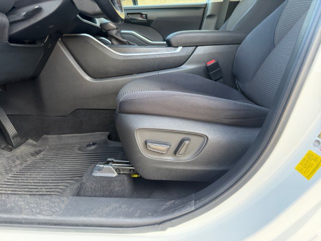 Used 2020 Toyota Highlander LE AWD/4WD image 28