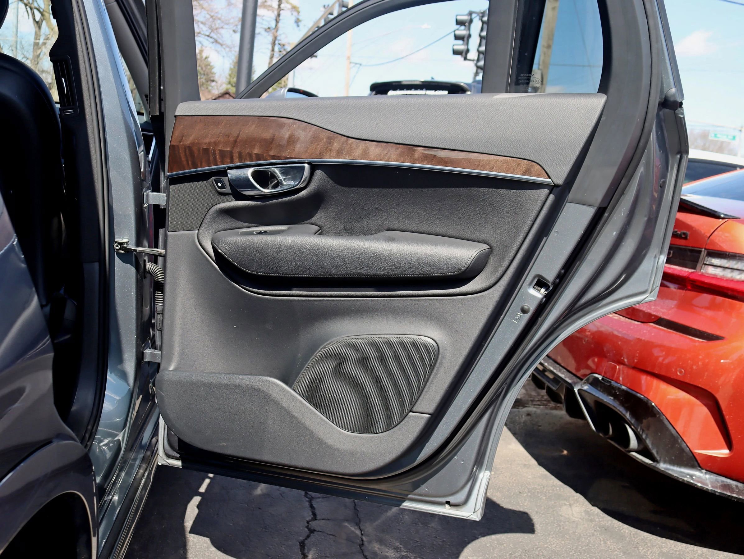 Used 2017 Volvo XC90 T6 Momentum w/ Vision Package image 40