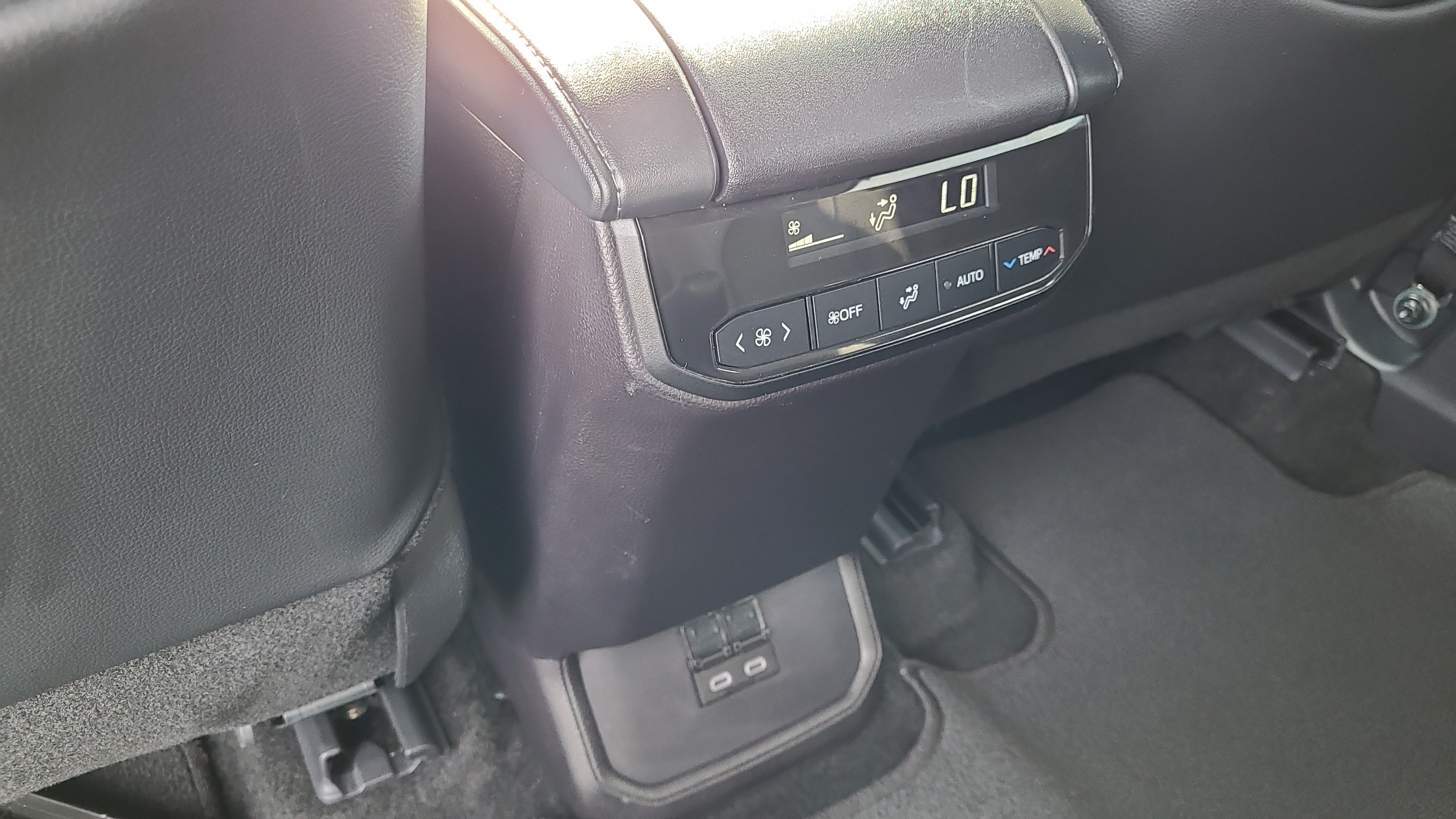 Used 2024 Toyota Highlander XLE AWD/4WD image 18