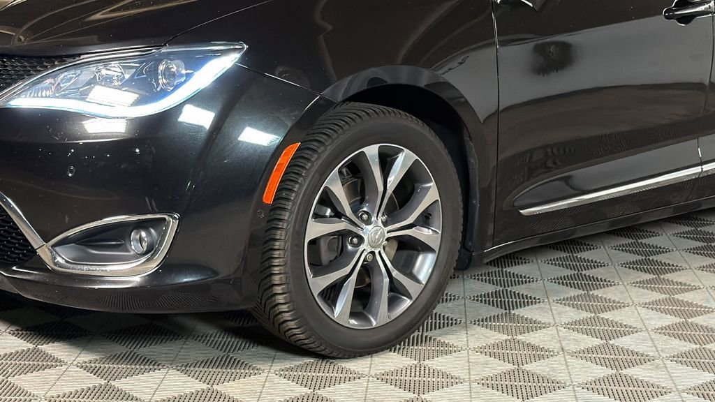 Used 2017 Chrysler Pacifica Limited FWD image 4