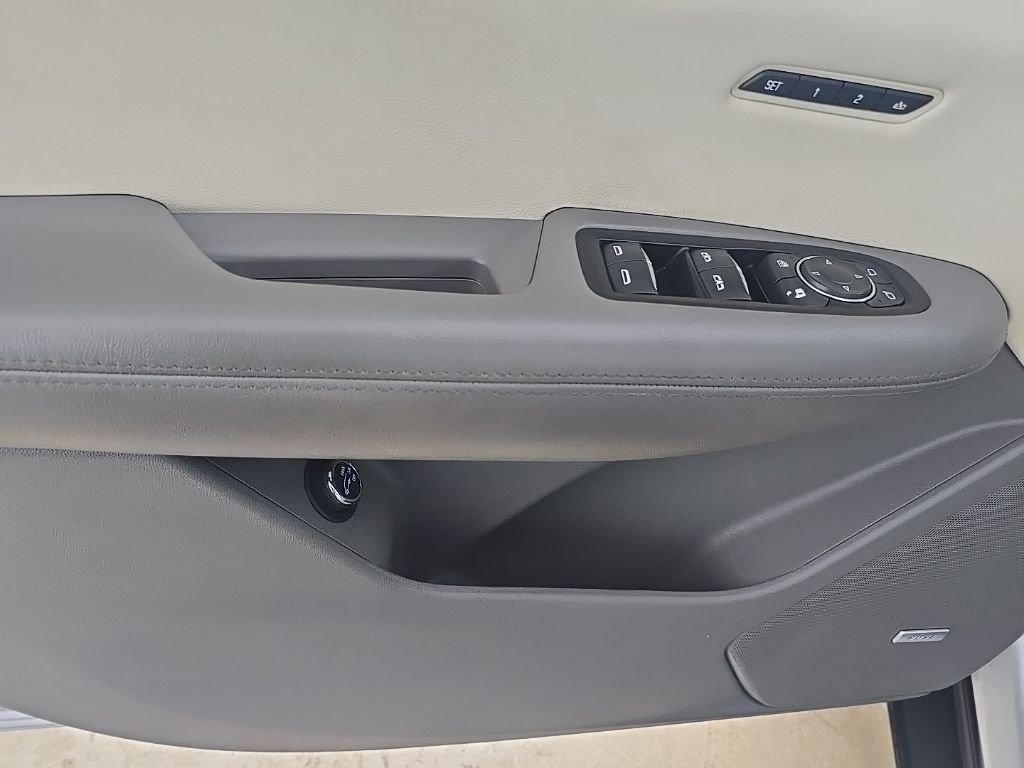 Used 2018 Cadillac XT5 Luxury w/ Driver Awareness Package image 17