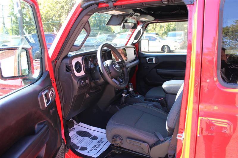 Used 2024 Jeep Wrangler Unlimited Sport AWD/4WD image 12