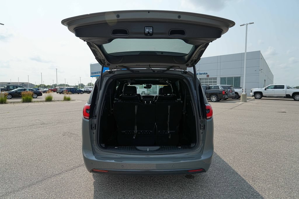 Used 2025 Chrysler Pacifica Limited FWD image 14