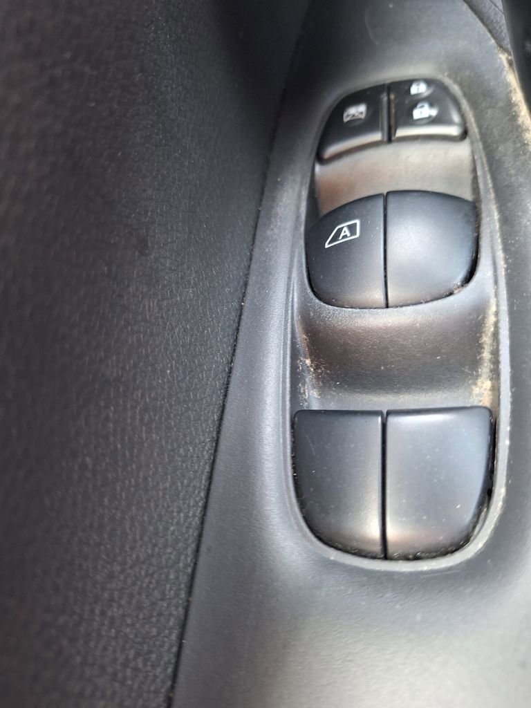 Used 2018 Nissan Rogue SV image 18