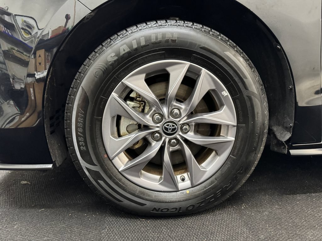 Used 2024 Toyota Sienna LE AWD/4WD image 13