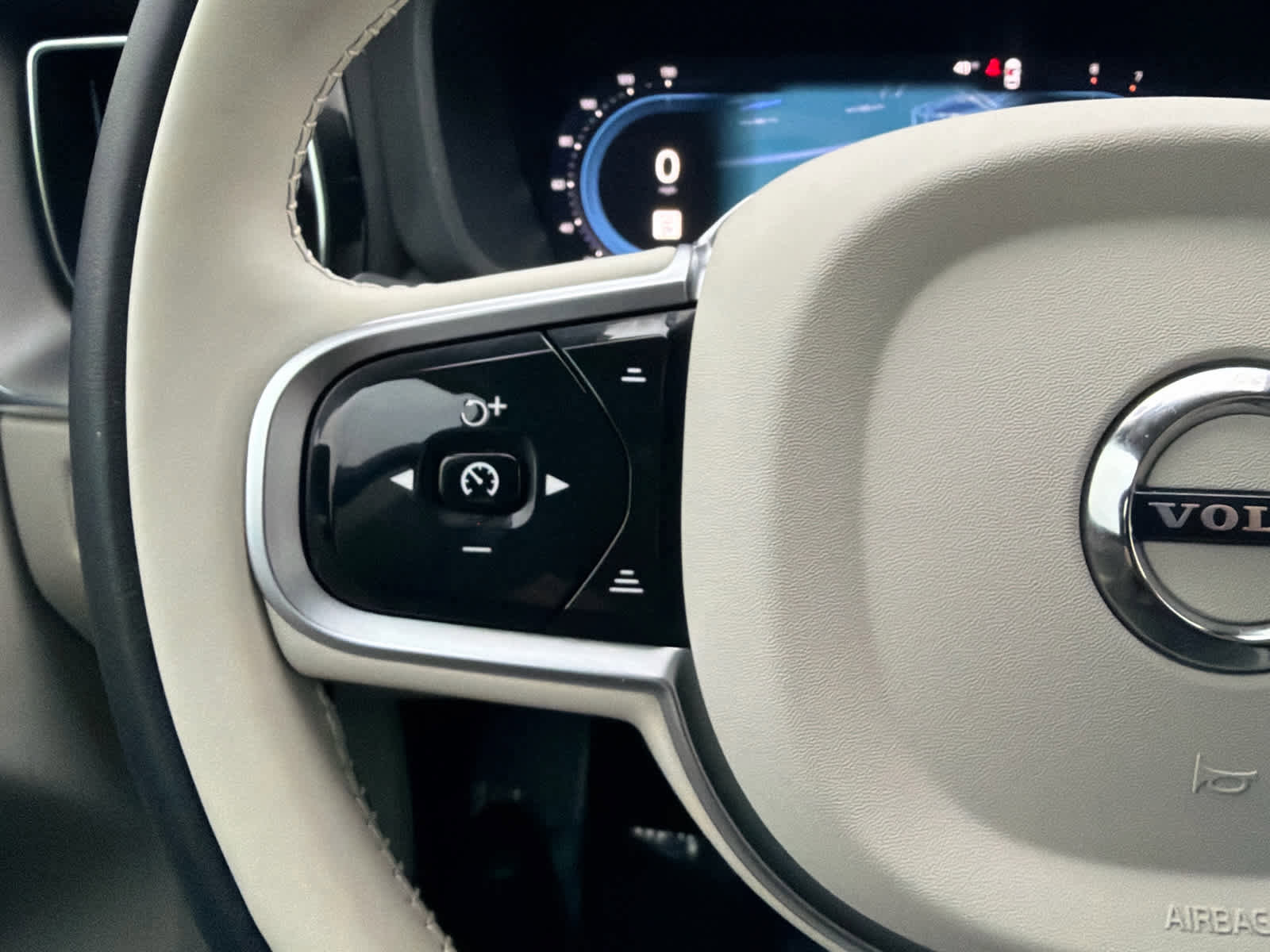 Used 2025 Volvo XC60 B5 Core w/ Protection Package Premier image 18