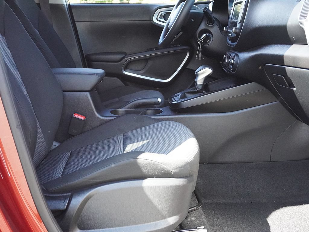 Used 2025 Kia Soul LX w/ LX Technology Package FWD image 24