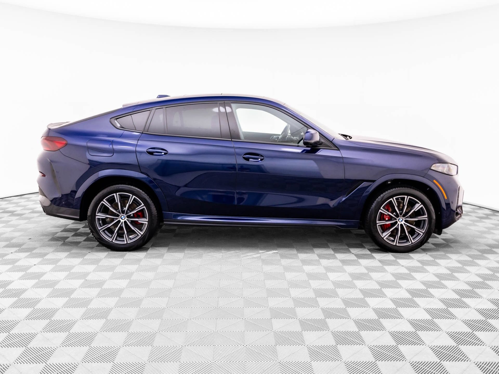 Certified 2026 BMW X6 xDrive40i w/ Executive Package AWD/4WD image 6