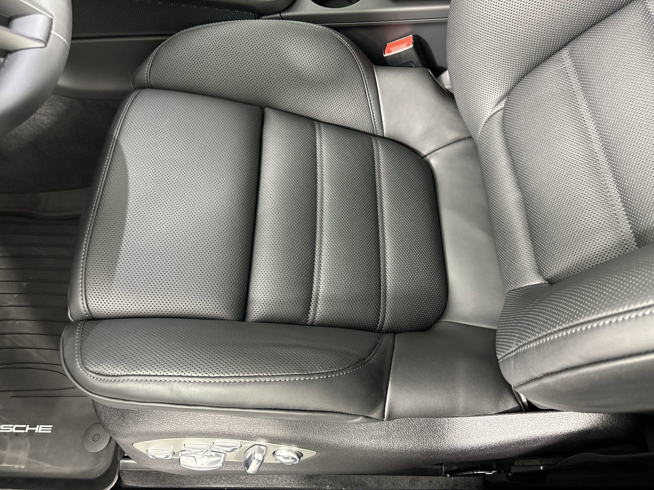 Certified 2025 Porsche Macan image 14