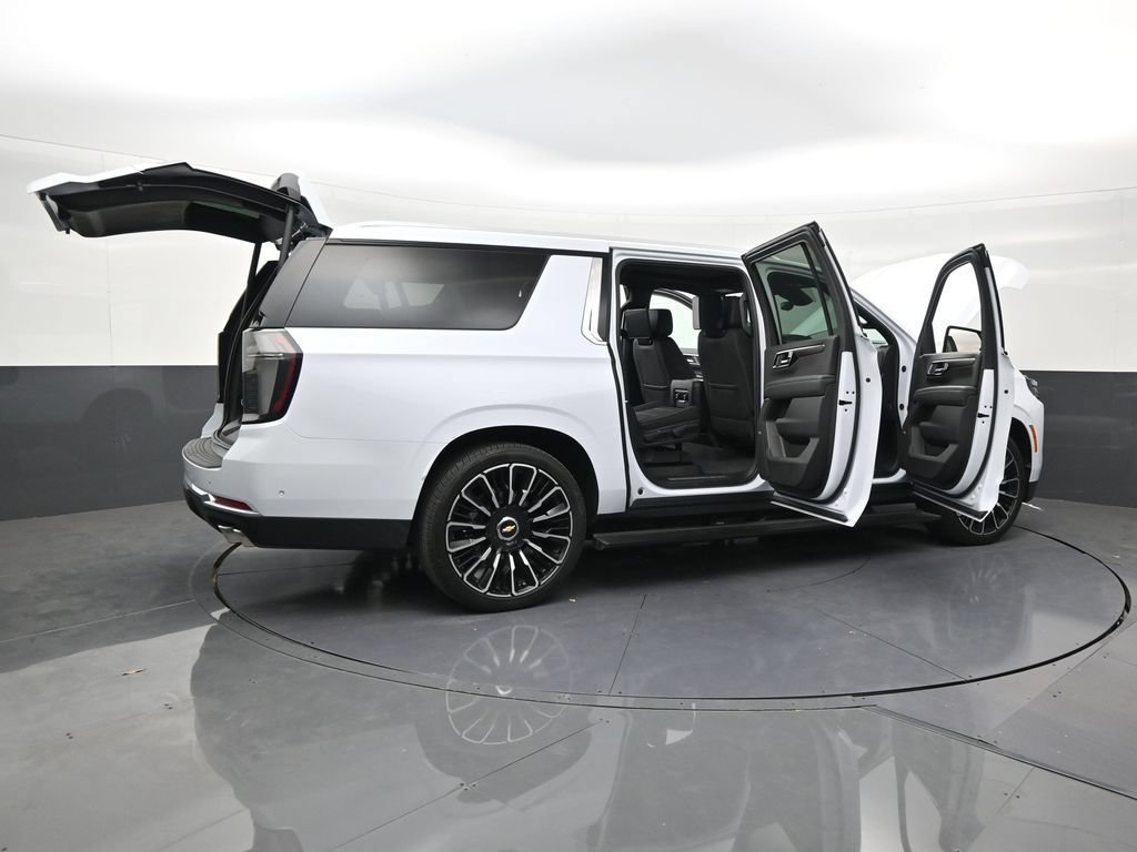 Used 2026 Chevrolet Suburban High Country AWD/4WD image 27
