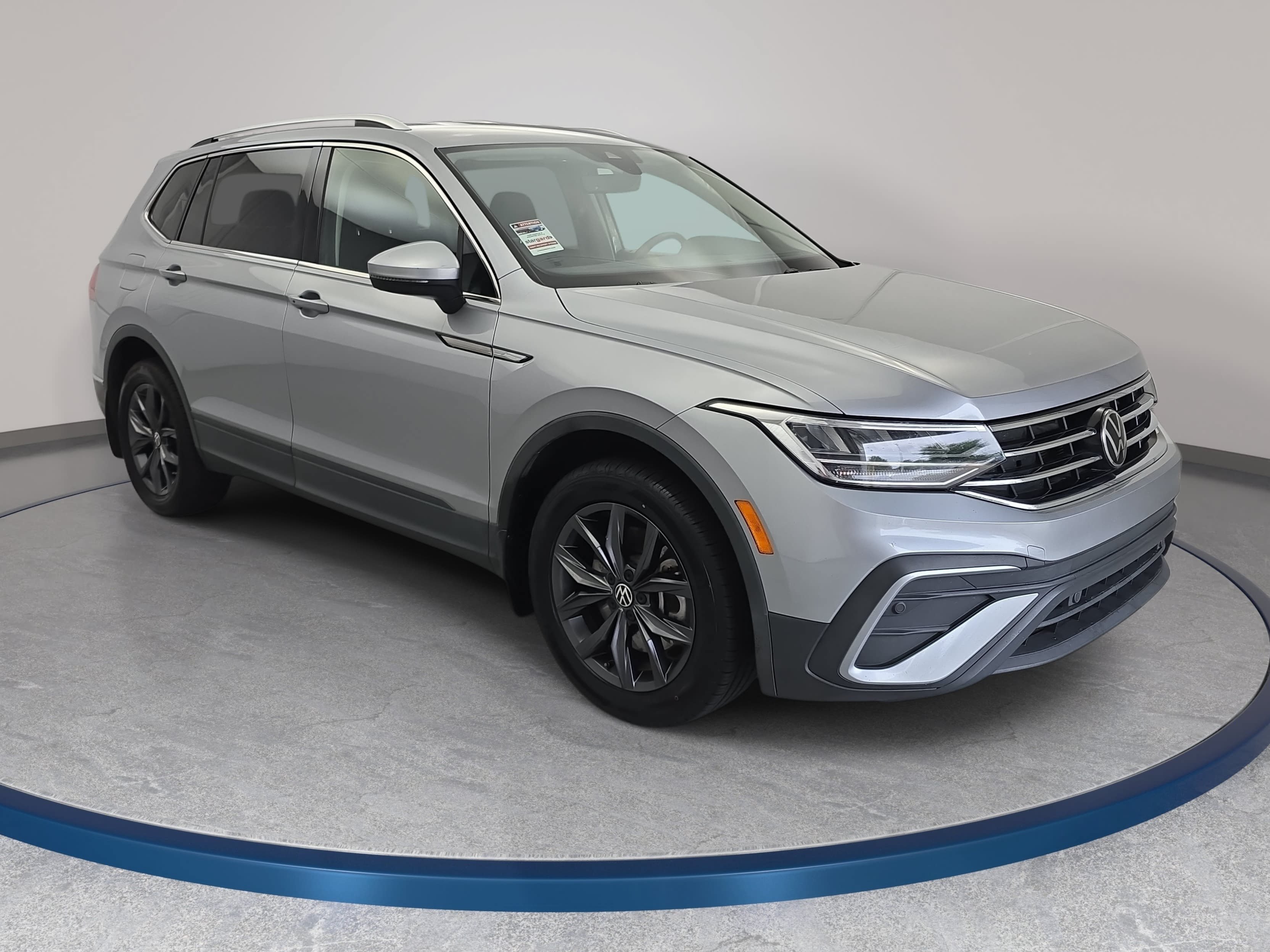 Used 2023 Volkswagen Tiguan SE FWD image 3