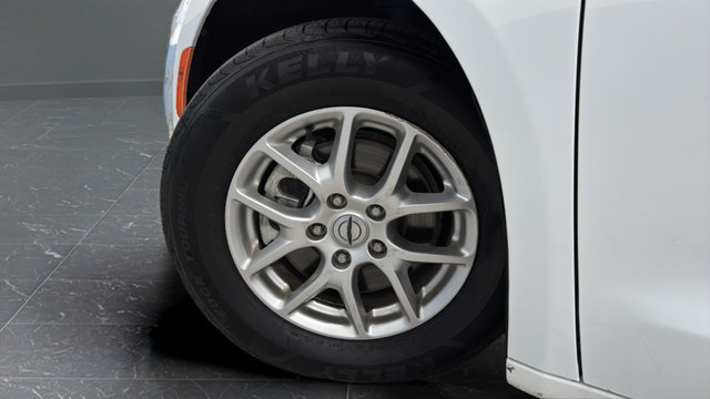 Used 2023 Chrysler Pacifica Touring-L FWD image 34