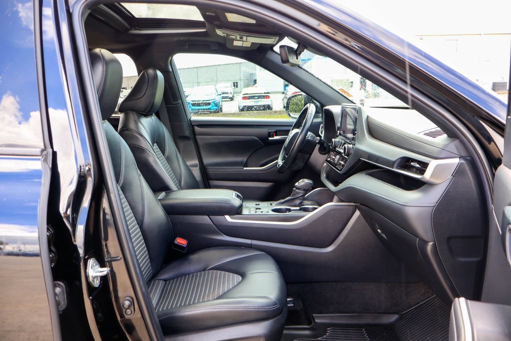 Used 2023 Toyota Highlander XSE FWD image 10