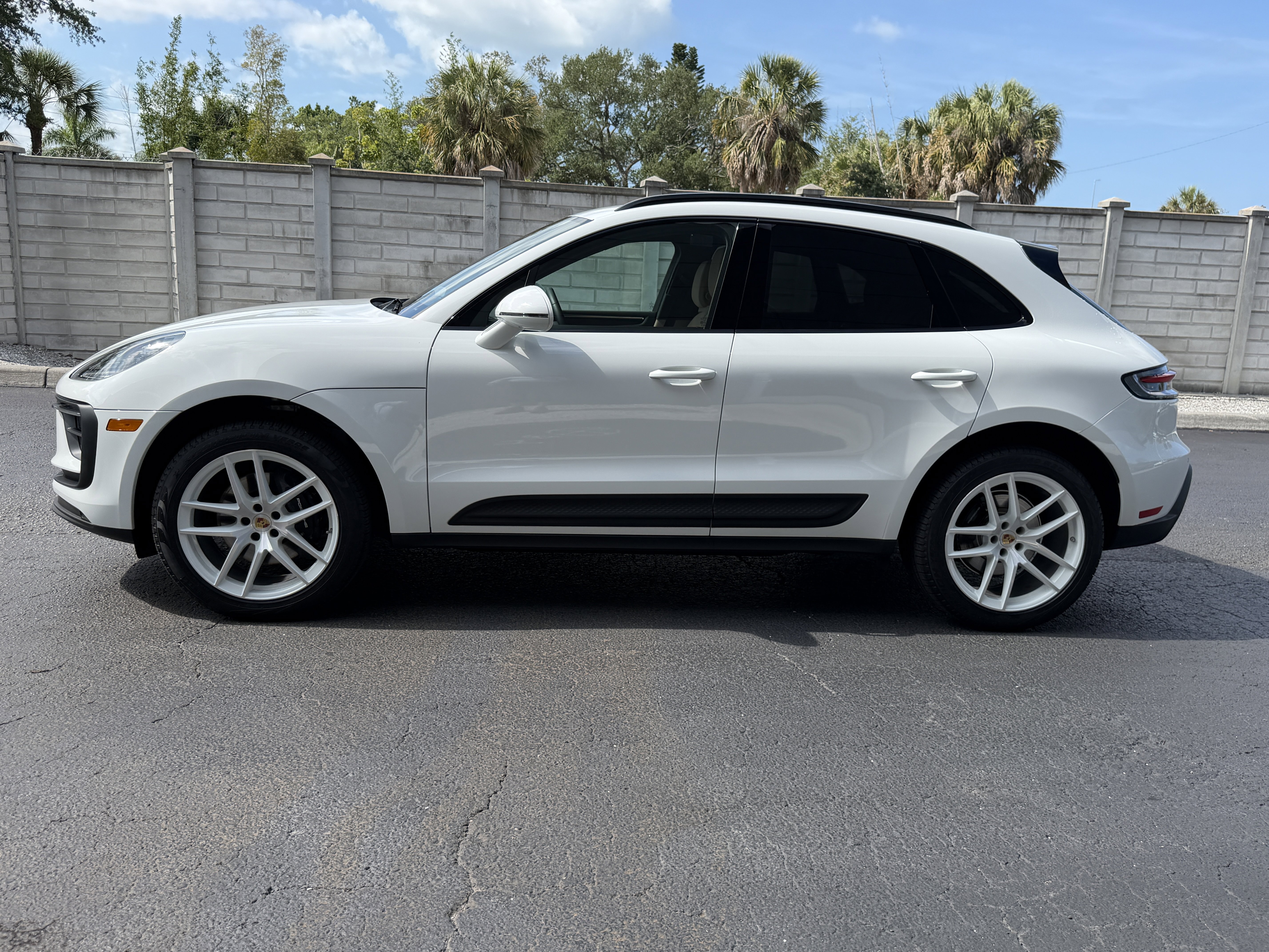 Certified 2025 Porsche Macan AWD/4WD image 2