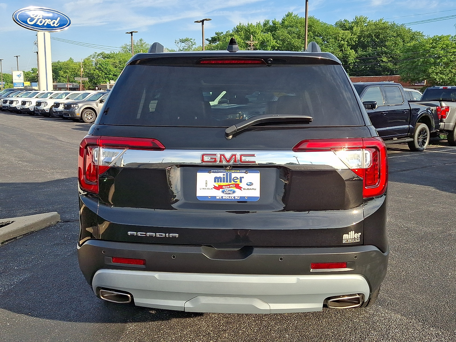 Used 2023 GMC Acadia SLT w/ LPO, Floor Liner Package FWD image 5