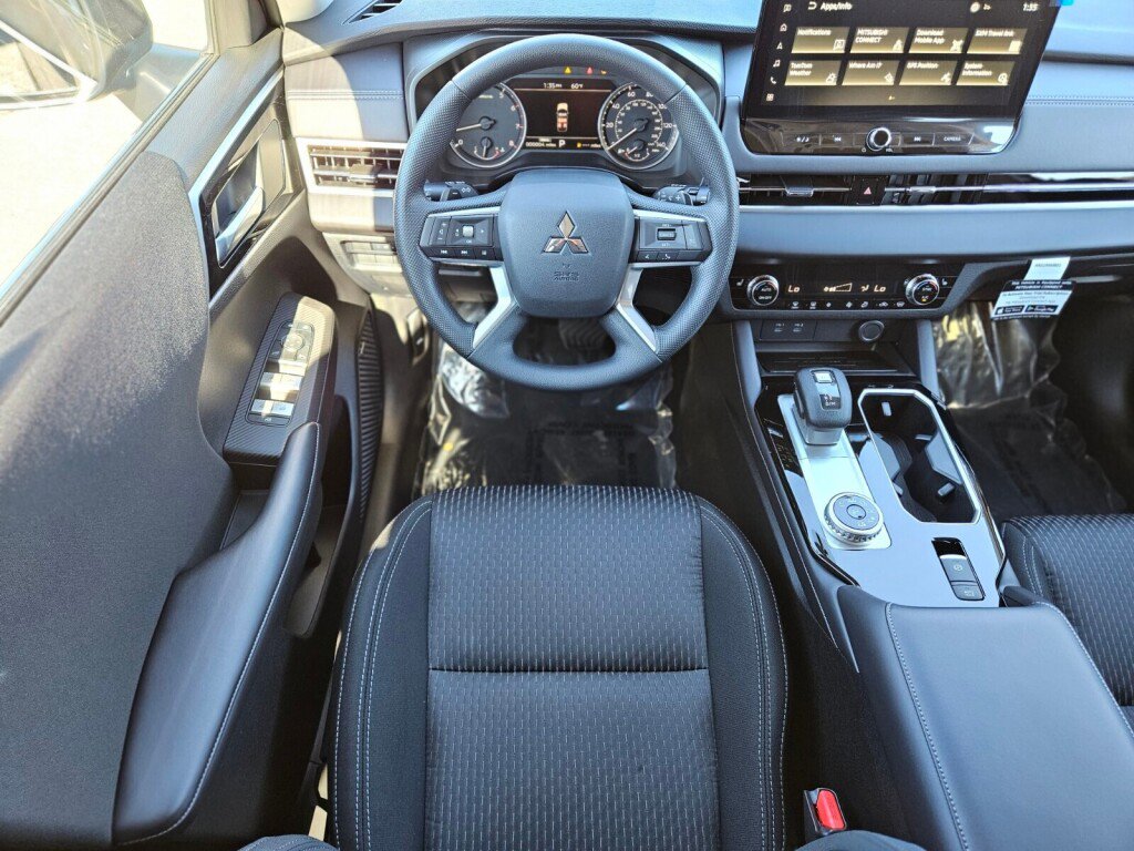 New 2025 Mitsubishi Outlander ES image 13