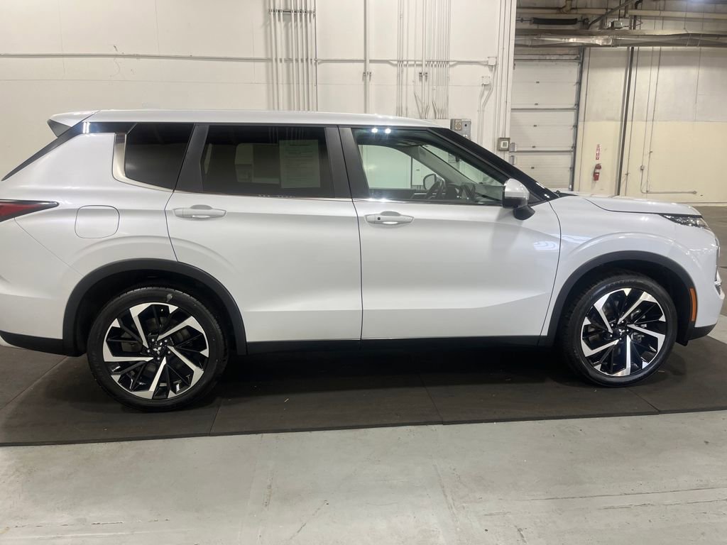 Used 2024 Mitsubishi Outlander SE image 9