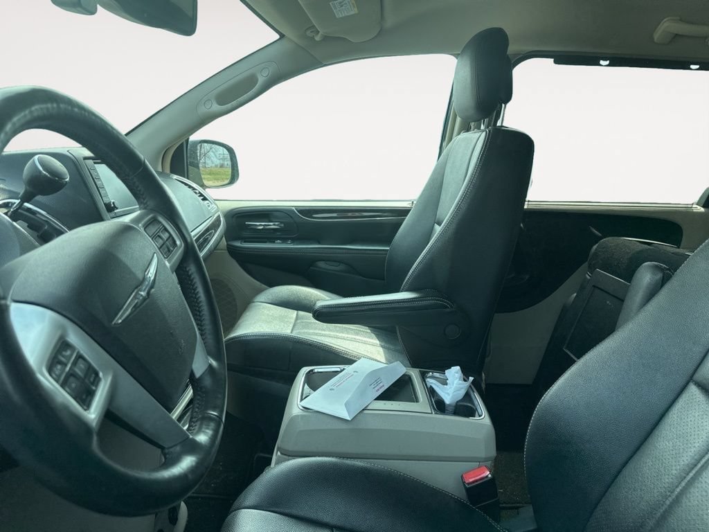 Used 2014 Chrysler Town & Country Touring-L w/ Driver Convenience Group FWD image 8