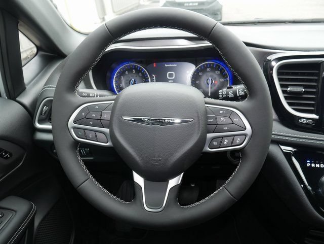 New 2026 Chrysler Pacifica Select AWD/4WD image 16