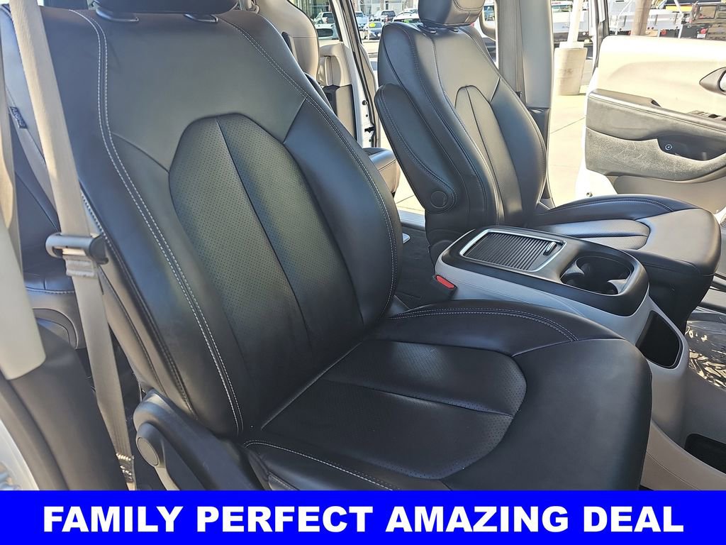 Used 2024 Chrysler Pacifica Select image 10