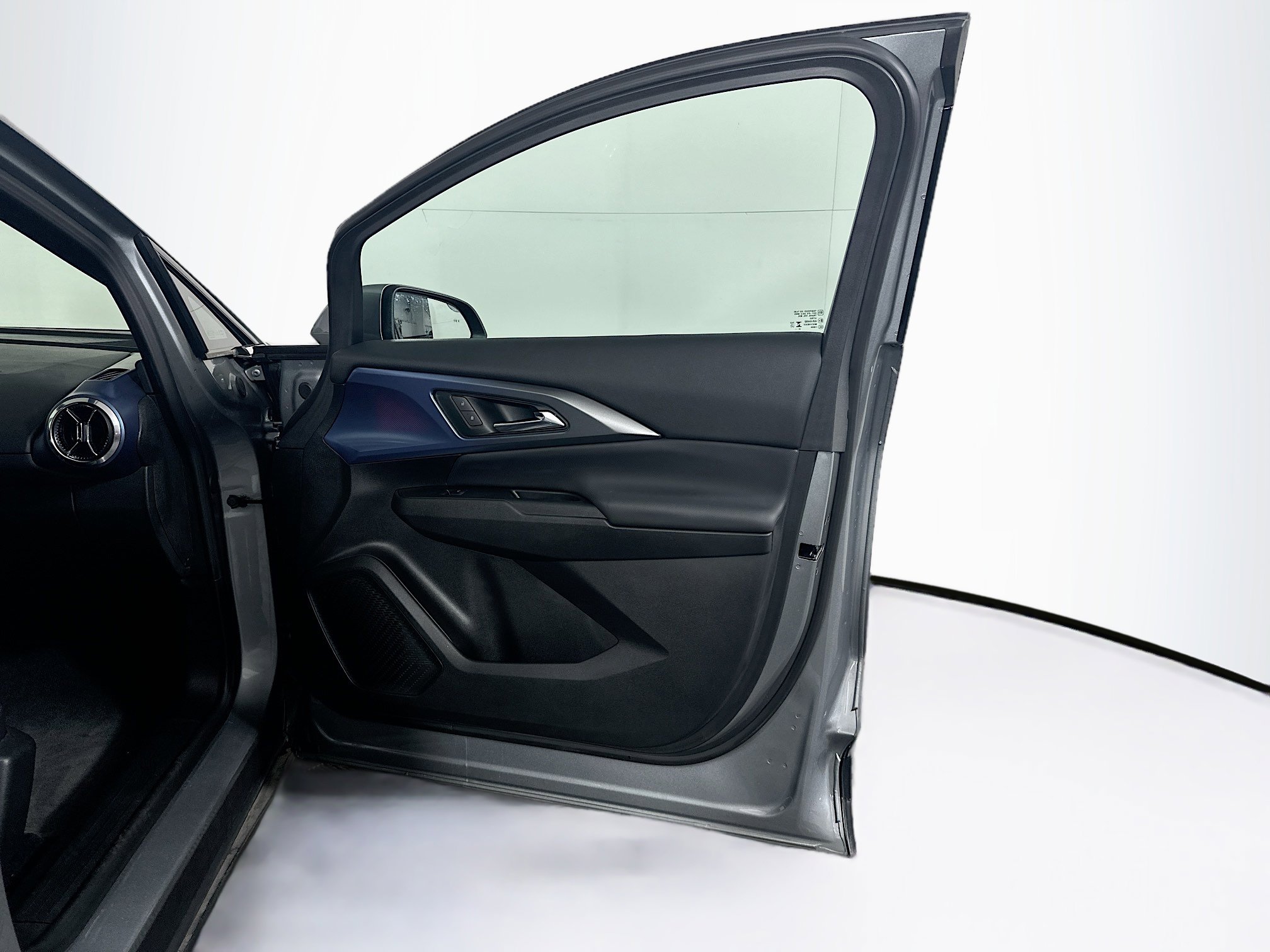 Used 2025 Chevrolet Equinox EV LT w/ Convenience Package image 33