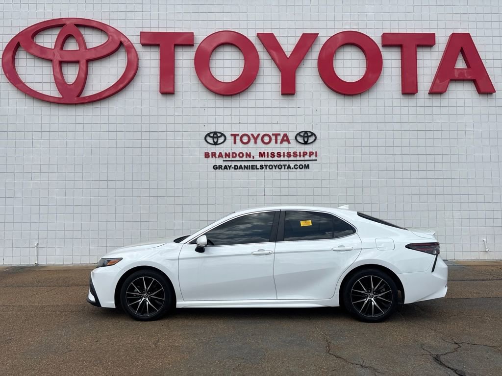 Used 2024 Toyota Camry SE image 4