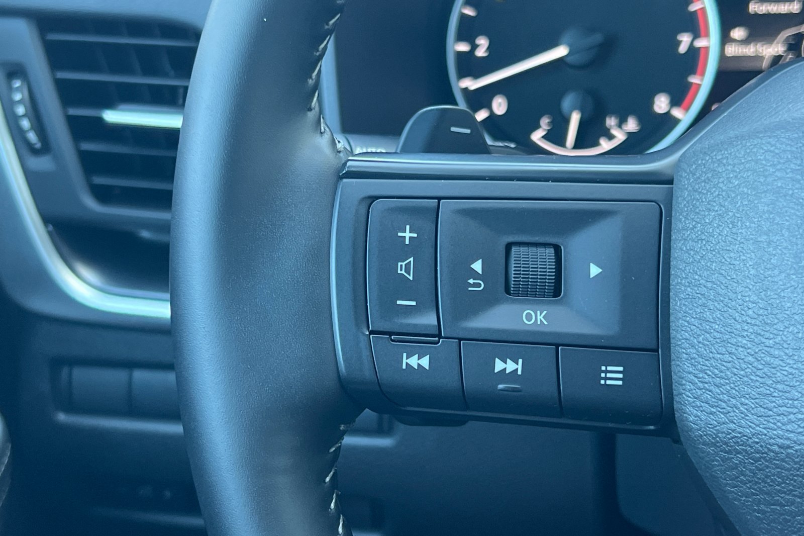 Certified 2026 Nissan Rogue SV FWD image 27