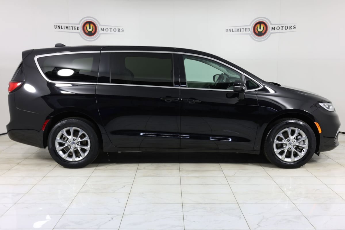 Used 2024 Chrysler Pacifica Touring-L image 2